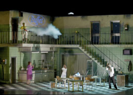 Sfavillante teatralità di «La Cenerentola» di Rossini al San Carlo con la fantasia di Michieletto
